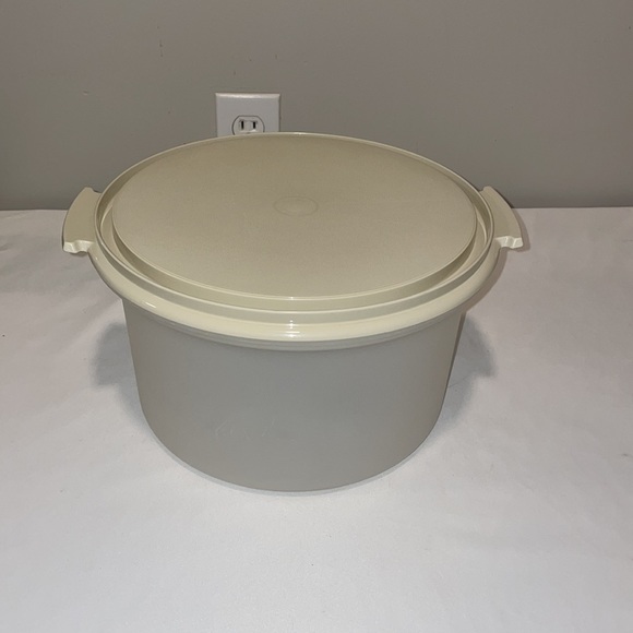 Vintage EUC Tupperware small cake carrier. Like new condition. - Picture 3 of 7